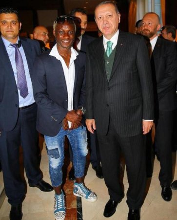 Ərdoğanı Brüsseldə futbolçu qarşıladı