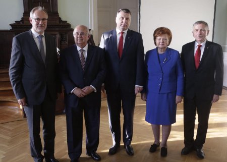 Nizami Gəncəvi Beynəlxalq Mərkəzinin həmsədrləri Latviya prezidenti ilə görüşüblər