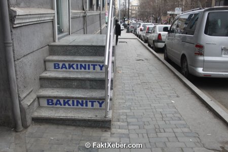 "Azadlıq" prospektində camaatın yolunu kəsən obyektlər - FOTO
