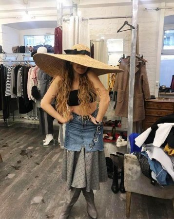 Rəqsanənin kürəyi açıq şəkilləri tənqid olundu: "Qocalmısan"