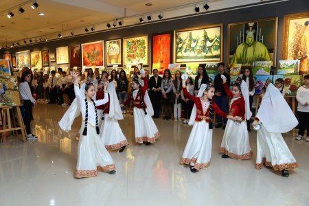 Xətai Sənət Mərkəzində “Sumqayıtlı bahar qızları Bakıda” adlı sərgi-tədbir keçirildi