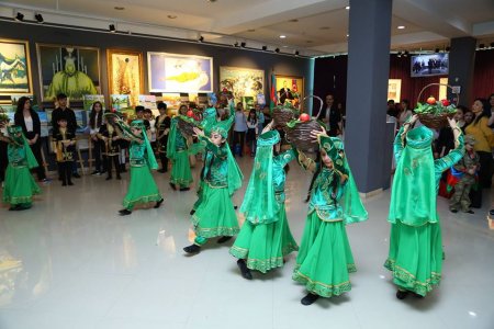 Xətai Sənət Mərkəzində “Sumqayıtlı bahar qızları Bakıda” adlı sərgi-tədbir keçirildi