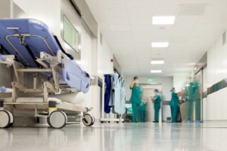 Şabranda avtomobilin vurduğu qadın xəstəxanada ölüb