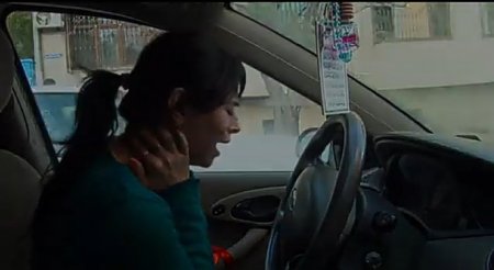 Övladını məktəbdən götürməyə tələsən ana onu maşınla vurdu - VİDEO