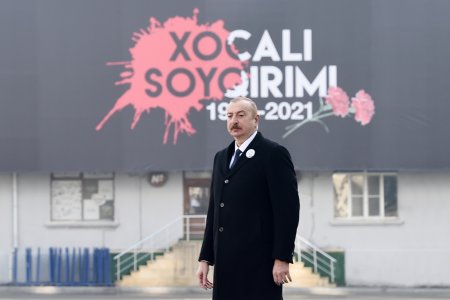 Prezident İlham Əliyev və birinci xanım Mehriban Əliyeva Xocalı soyqırımı abidəsini ziyarət ediblər