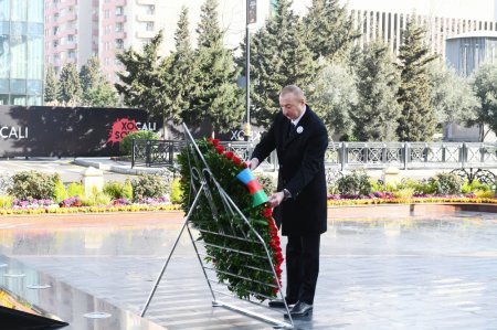 Prezident İlham Əliyev və birinci xanım Mehriban Əliyeva Xocalı soyqırımı abidəsini ziyarət ediblər