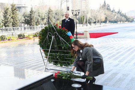 Prezident İlham Əliyev və birinci xanım Mehriban Əliyeva Xocalı soyqırımı abidəsini ziyarət ediblər