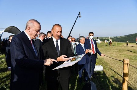 Azərbaycan və Türkiyə Prezidentləri xanımları ilə birlikdə Heydər Əliyev Fondunun təşkil etdiyi “Musiqi irsi və Qarabağ atları Cıdır düzündə” adlı kompozisiyanın təqdimatında iştirak ediblər 