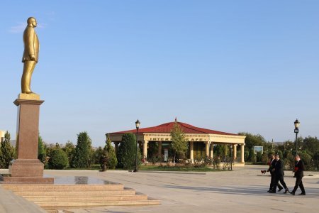Vitse-spiker Adil Əliyev şəhid ailələrini ziyarət edib