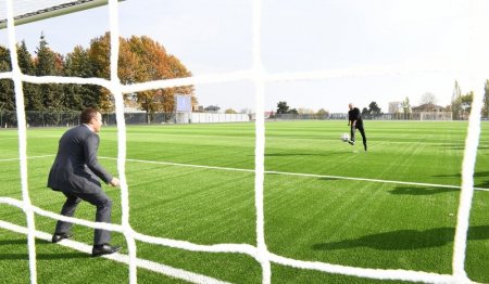 Prezident İlham Əliyev Şamaxı şəhər stadionunun açılışında qol vurub