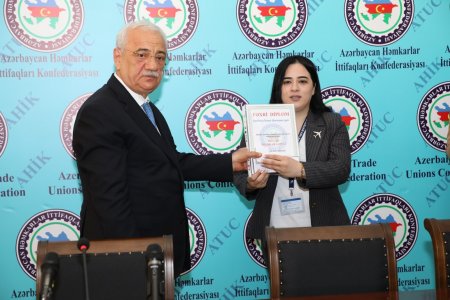 “İlin peşəkar gənci” adına layiq  görülmüş gənclər mükafatlandırılıb