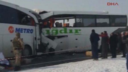 Naxçıvan rəsmiləri İğdırdakı qəzada yaralananlara baş çəkiblər
