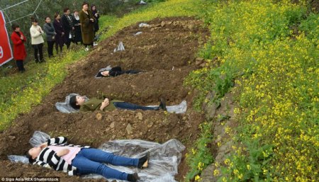 Boşanan qadınlar diri-diri məzara girdi - FOTOLAR