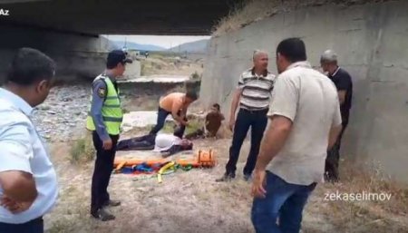Azərbaycanda maşın körpüdən çaya uçdu