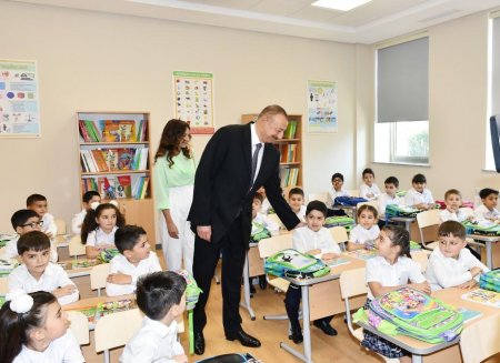 Prezident İlham Əliyev və xanımı Bakıdakı 20 nömrəli məktəb-liseyin yeni binasının açılışında iştirak ediblər