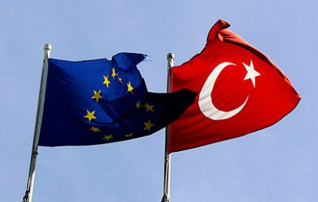 Aİ Türkiyənin miqrant razılaşması ilə bağı ittihamlara cavab verib