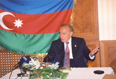 Heydər Əliyev özünün zəngin siyasi fəaliyyəti sayəsində ölkəmizin hərtərəfli inkişafı prosesinə təkan verdi