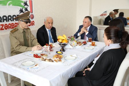 AHİK sədri qazi ailəsini ziyarət edib
